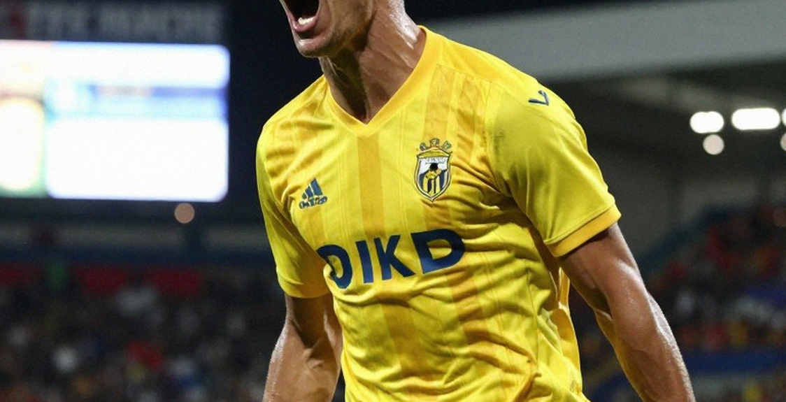 Chiếc áo ghi tên ông nội: Julian Hall và ván cờ nhập tịch để mở của FIFA