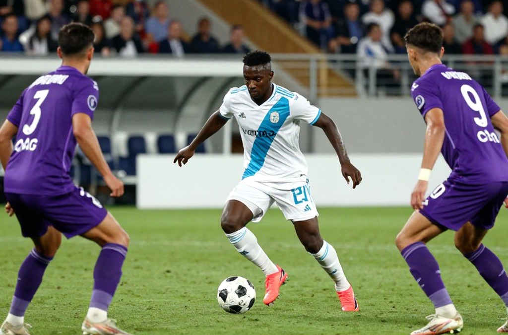 Anthony Gordon, cú đánh đầu ở Wembley và khoảng trống phía sau ba bàn thắng